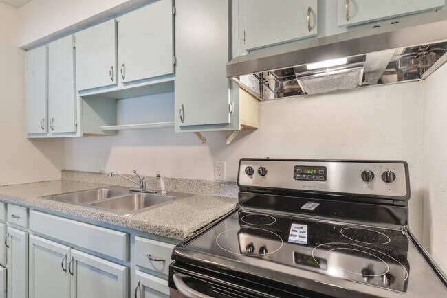 Building Photo - $999 Beautiful 3 Bed Room 1.5 Bath`Complet...