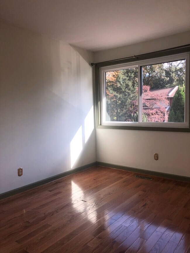 Building Photo - Well Maintained & Updated - 3 BR - Reston Metro