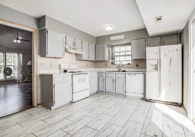 Building Photo - 1121 Dean Dr