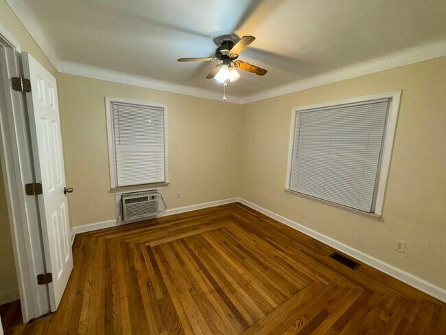 Building Photo - 2363 E Maple Rd