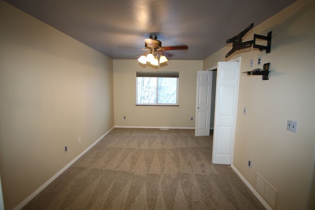 Building Photo - 3 Bedroom Home in North East Anchorage!