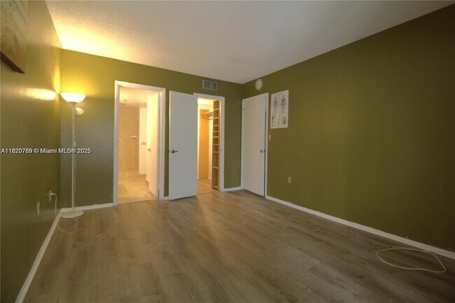 Building Photo - 4168 Inverrary Dr