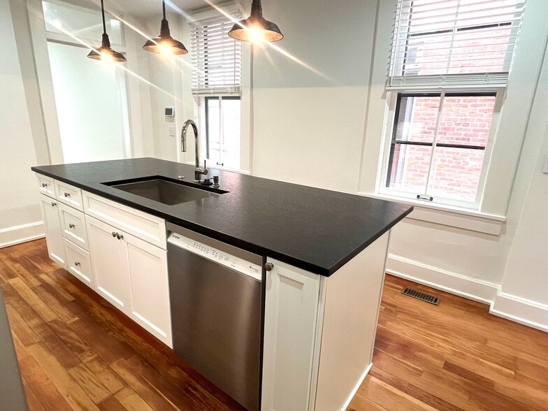 Building Photo - 672 Mohawk St