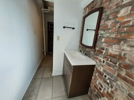 Building Photo - 1402 Sarah St