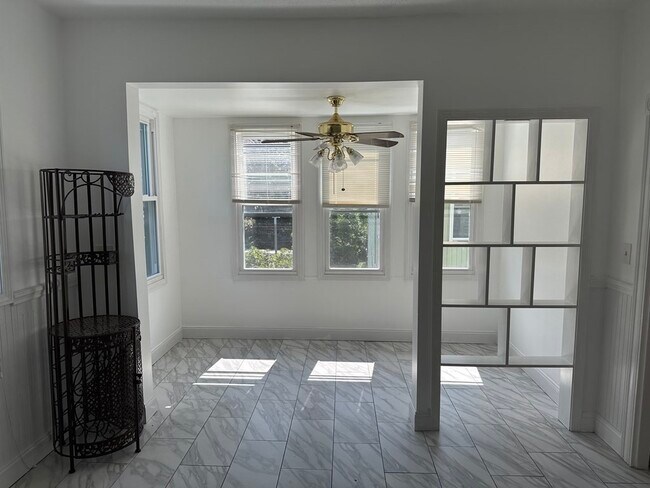 Building Photo - 364 Centre St