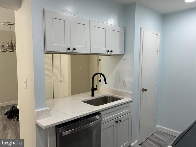 Building Photo - 5823 Royal Ridge Dr