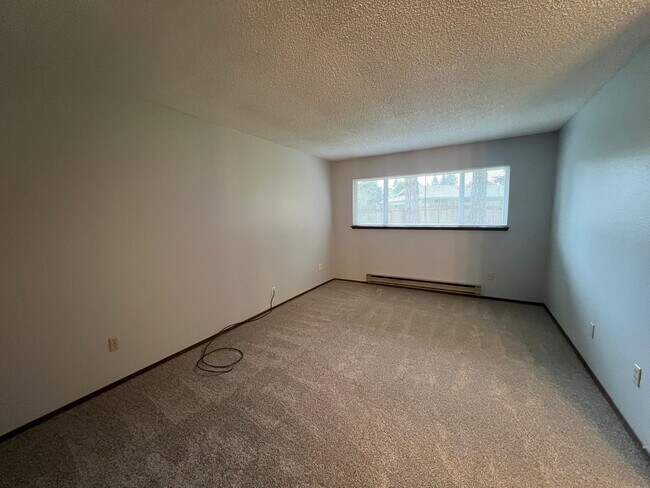 Building Photo - PENDING APPLICATIONS; New Paint & Flooring! (Water & Garbage Included)