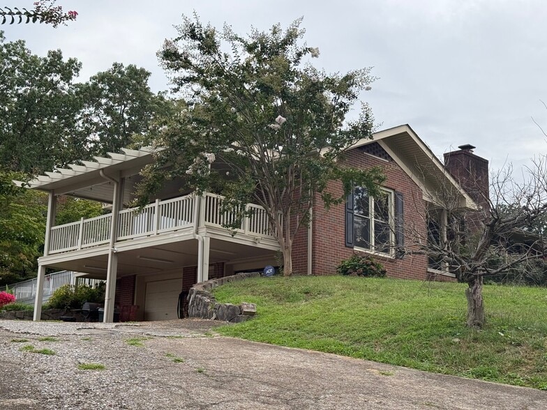 Building Photo - 212 White Oak St