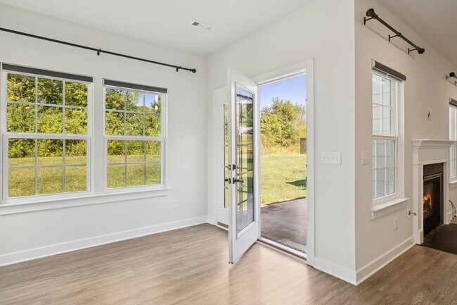 Building Photo - 5BR/3.5BA home offers stylish and function...