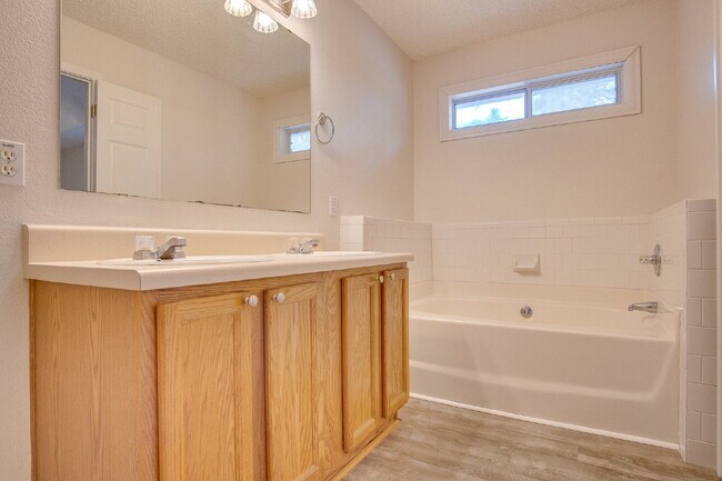 Building Photo - Move In for the Holidays! Lakefront Shadow Lakes Home – $500 Off First Month & ½ Deposit for Mili...
