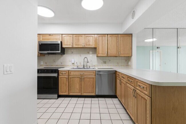 Building Photo - Condo For Rent on ST PETE BEACH!