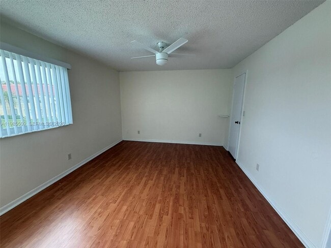 Building Photo - 731 Vista Isles Dr