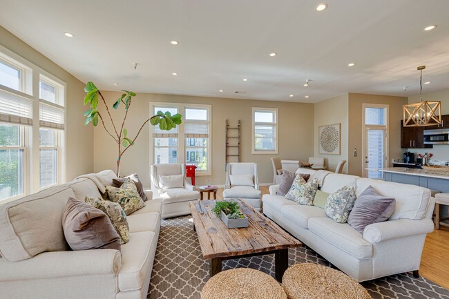 Building Photo - Stunning 3BR/2.5BA Condo in Prime Belmont/...