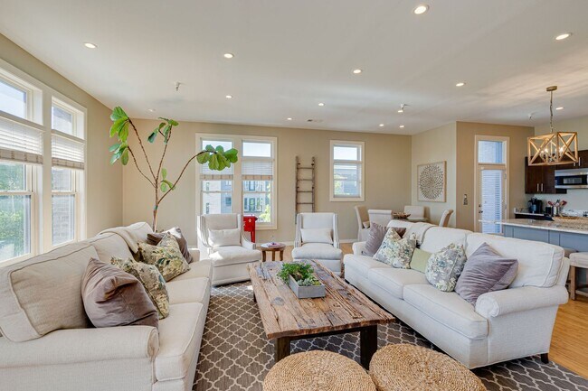 Building Photo - Stunning unfurnished 3BR/2.5BA Condo in Prime Belmont/Vanderbilt Location!