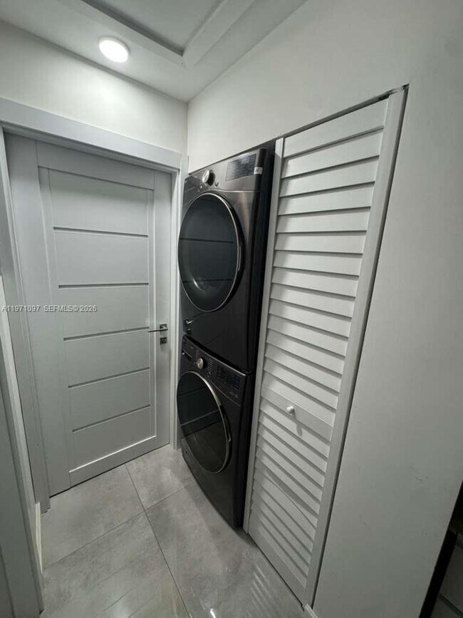 Building Photo - 500 NE 3rd St