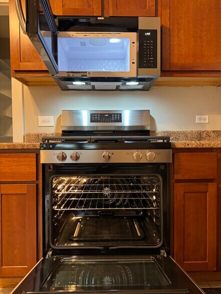 new oven, stove, and microwave - 617 Delles Rd