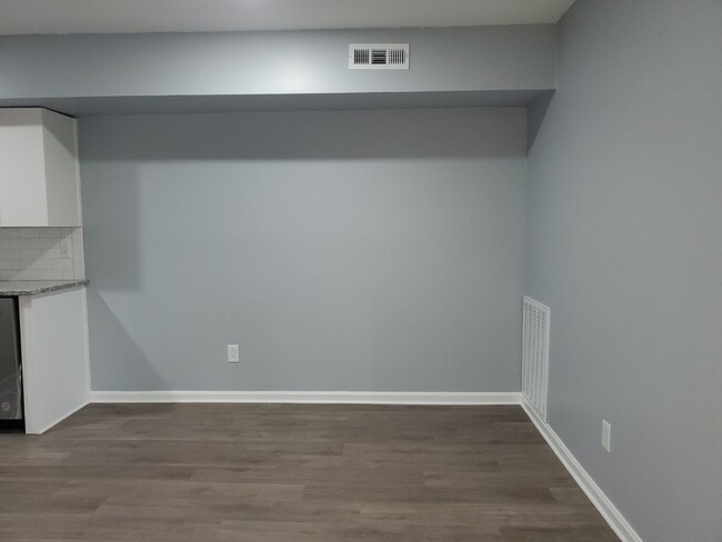 Building Photo - 1/2 off 1st months Rent move in special!!!...