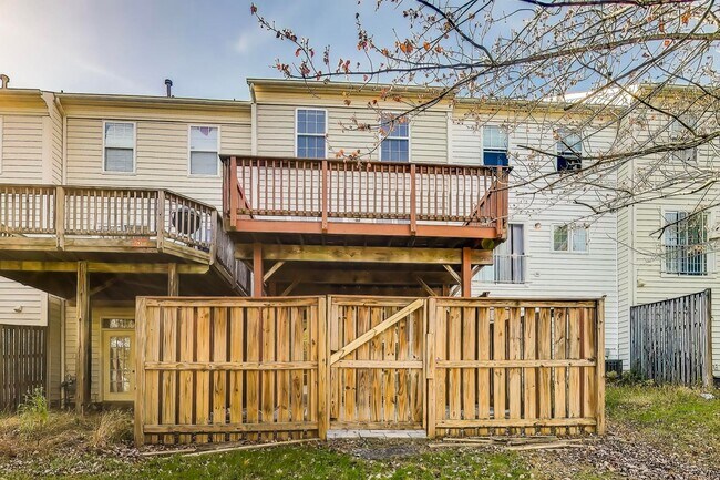 Building Photo - Lovely 3-level 3BD/2Full + 1 half ba Townh...