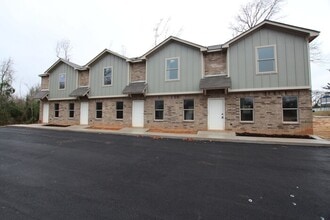 Building Photo - Tour Today! 2 Bed 1.5 Bath Townhome! Linda...