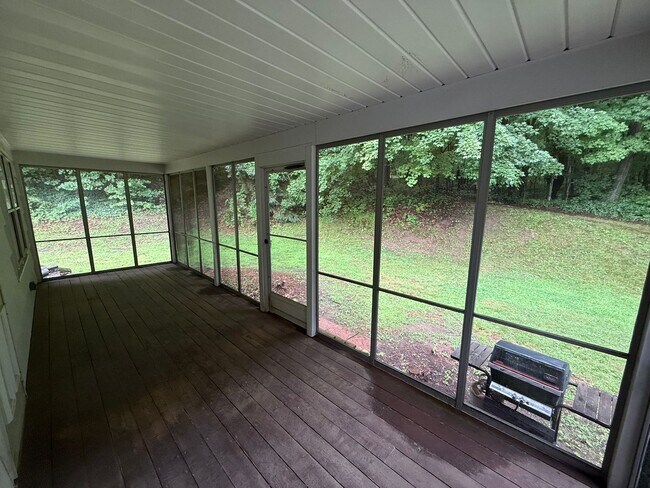 Building Photo - Beautiful 3 Bed, 1 Bath Single Family for Rent in Broad Brook!