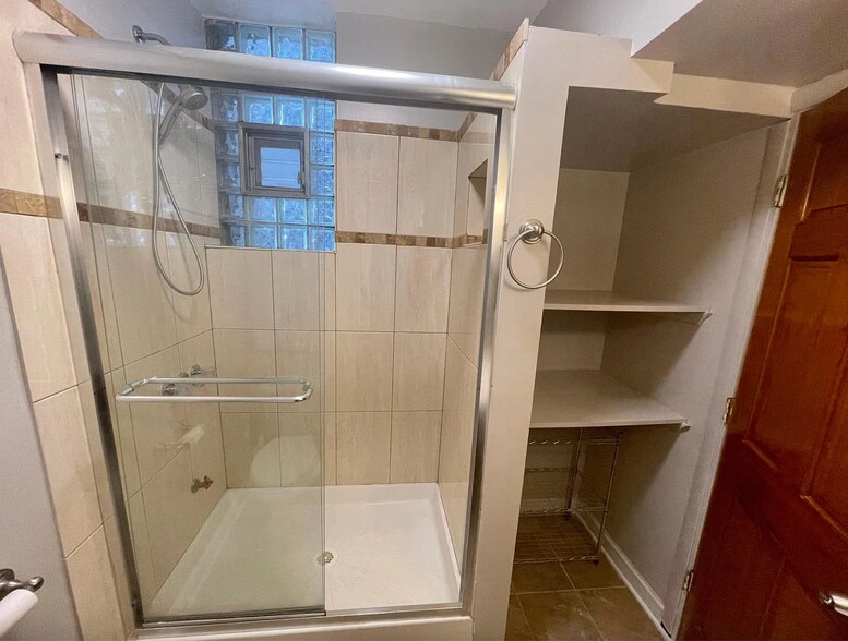 Building Photo - 1368 W Evergreen Ave