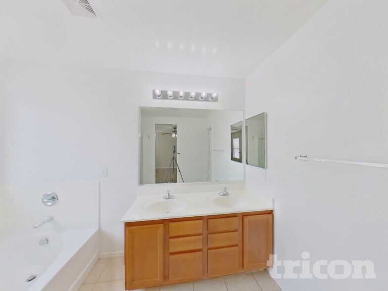 Building Photo - 39989 W Catherine Dr