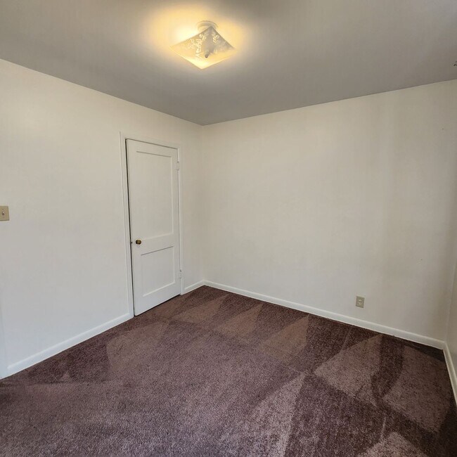 Building Photo - Affordable Eastside Apartment