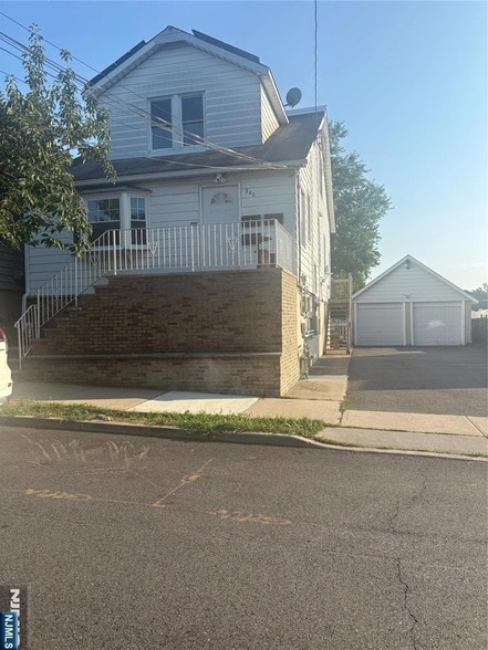 Primary Photo - 240 Church St