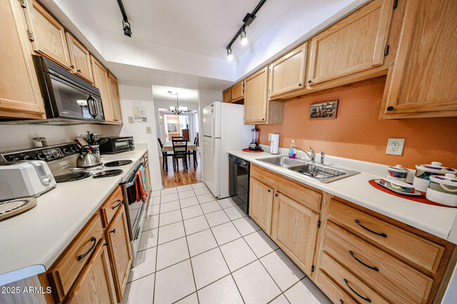 Building Photo - 9445 N 94th Pl
