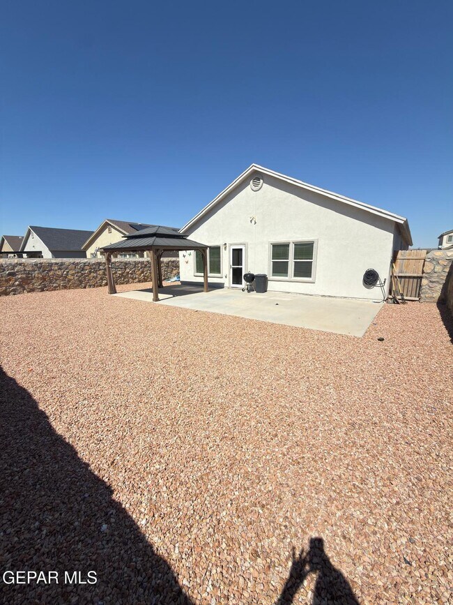 Building Photo - 13956 Lago Vista Ave