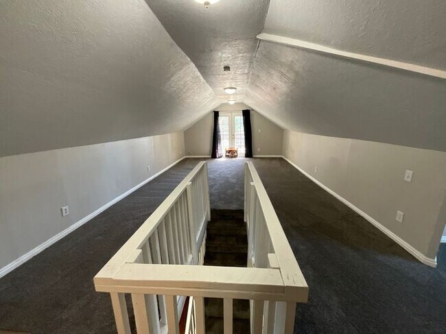 Building Photo - 3 bedroom 2 bath 1 car garage Home- Small Dog Friendly