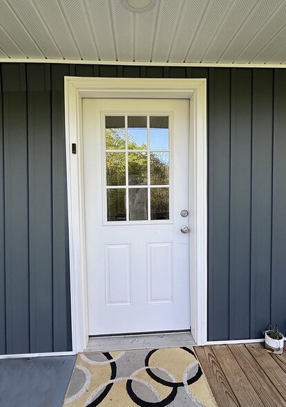 Private entrance - 1007 N Peace Haven Rd