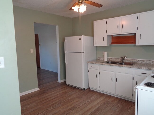 Building Photo - Cute House-Nice Yard!