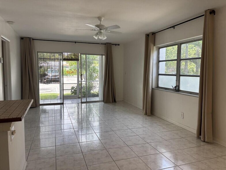 Building Photo - 3040 NE 16th Ave