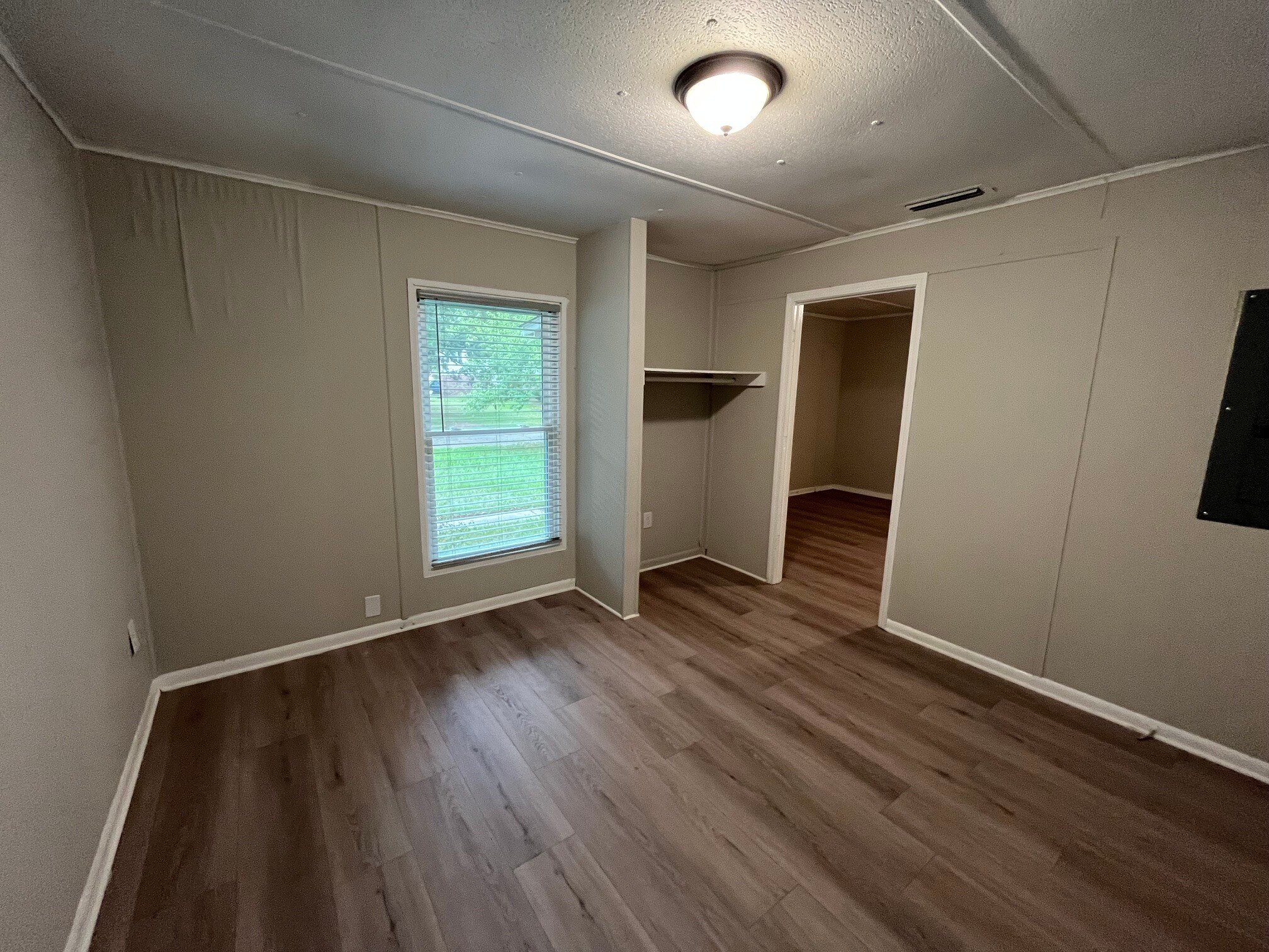 Building Photo - 5901 Leone Dr W