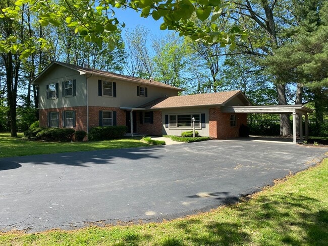 Building Photo - Kennedy Drive Retreat - 4 bedrm with bonus and billards room