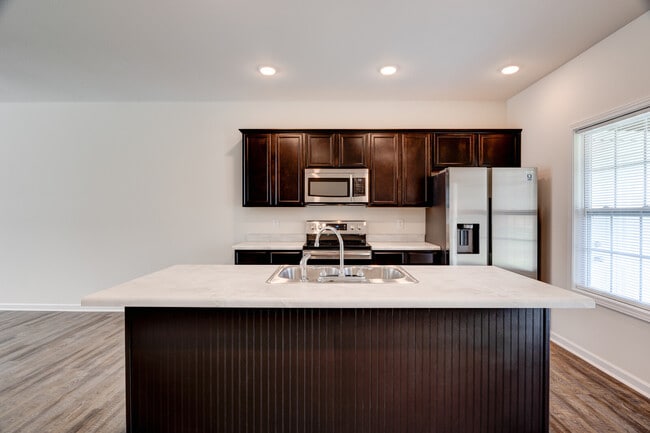 Building Photo - 312 Bogle St