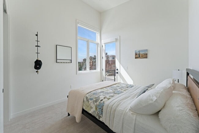 Building Photo - 4Bed 3.5 Bath - Views - Studio