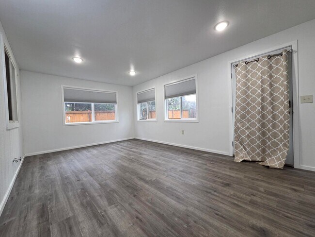 Building Photo - Beautifully updated home!