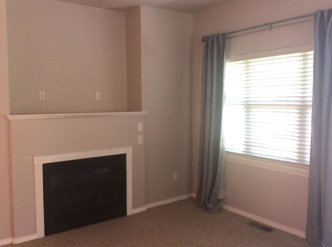 Building Photo - Charming 3 Bedroom Home - Available Now! Seatac area