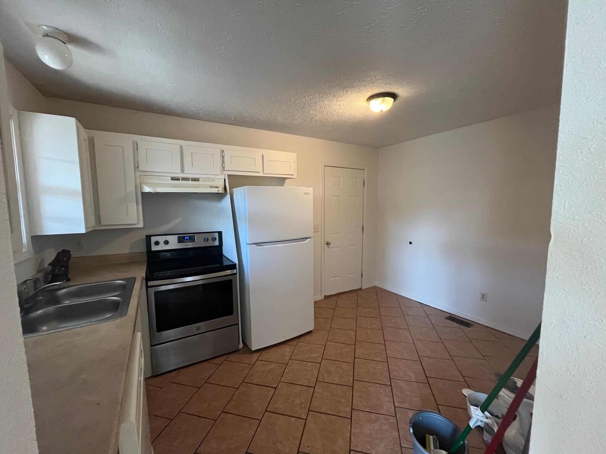 Kitchen - 935 W Poplar St