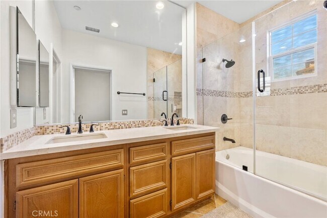 Building Photo - 19 Vinca Ct