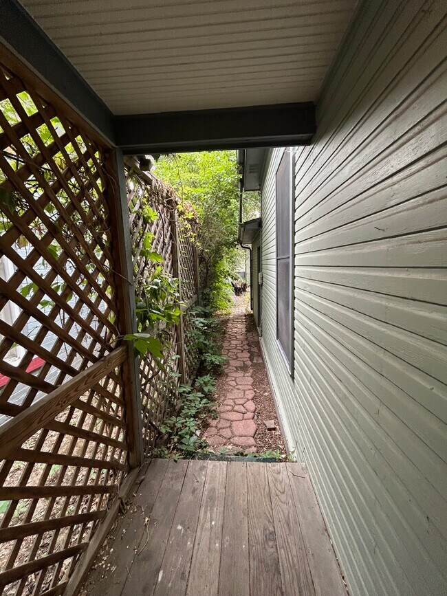 Access to large back yard - 603 Mathews St