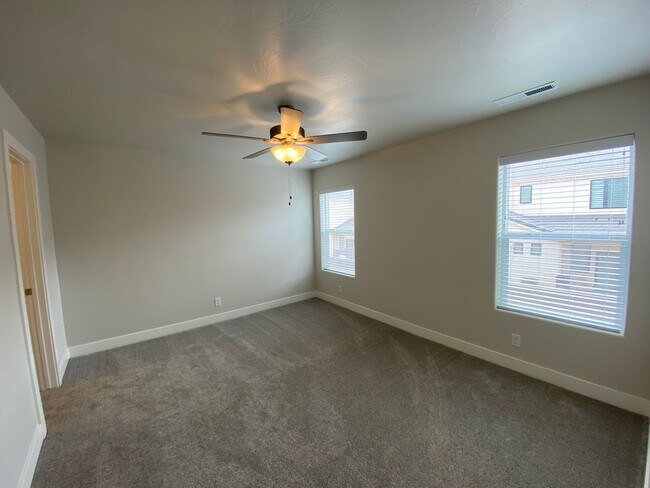 Building Photo - Mustang Townhome!!
