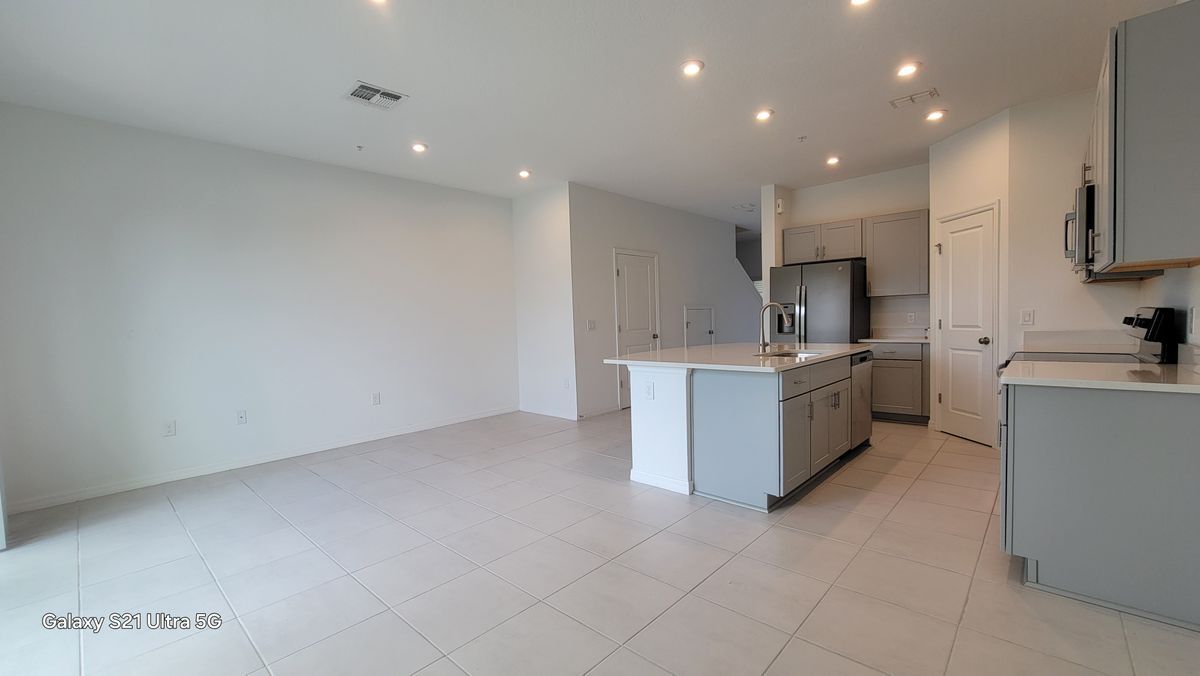 Building Photo - 2066 Crystal Bell St