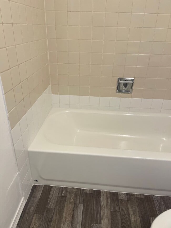 Building Photo - Nice and Bright Rambler near Downtown Kirkland