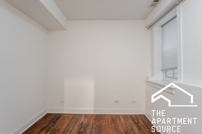 Building Photo - 3023 N Oakley Ave