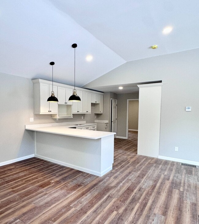 Building Photo - 521 Middleline Rd