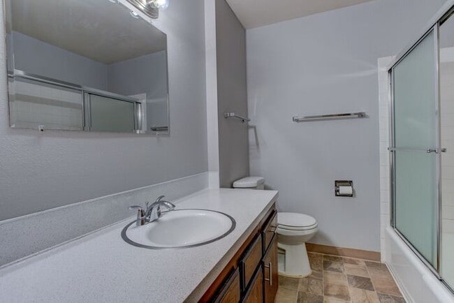 Building Photo - Spacious 2 bedroom apartment at French Cha...