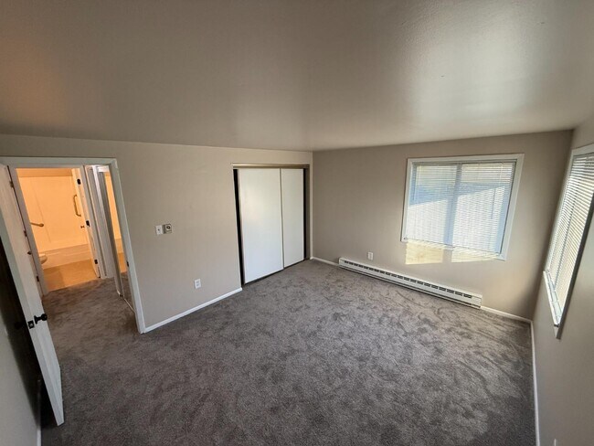 Building Photo - 591 Coyne St